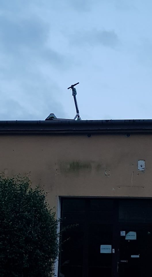 Hulajnoga zaparkowana na dachu budynku przy ul. Mieczysławy Ćwiklińskiej