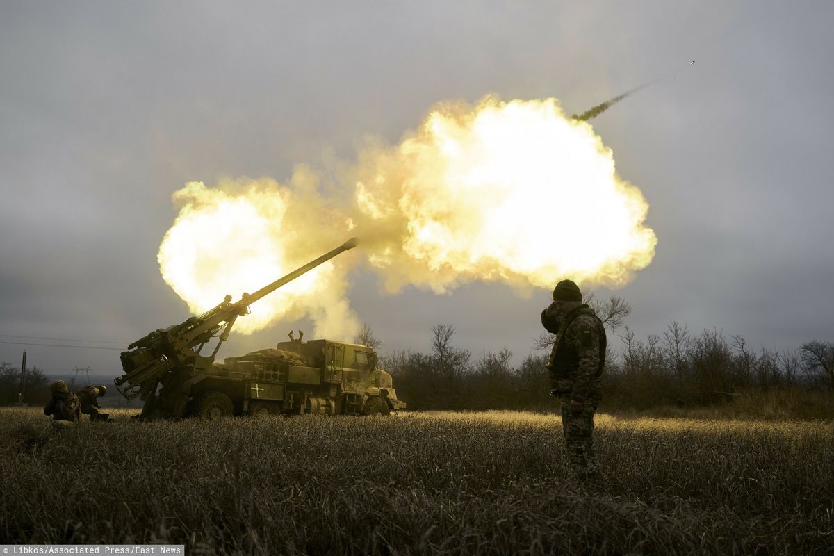 Ukraińscy żołnierze strzelają z samobieżnej haubicy CAESAR 