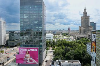 Młodzież tańczy pogo. Warszawiaków  przestraszyło imprezowanie w parku