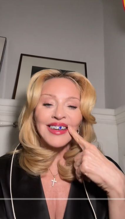 Madonna pokazuje diamentowe zęby 
