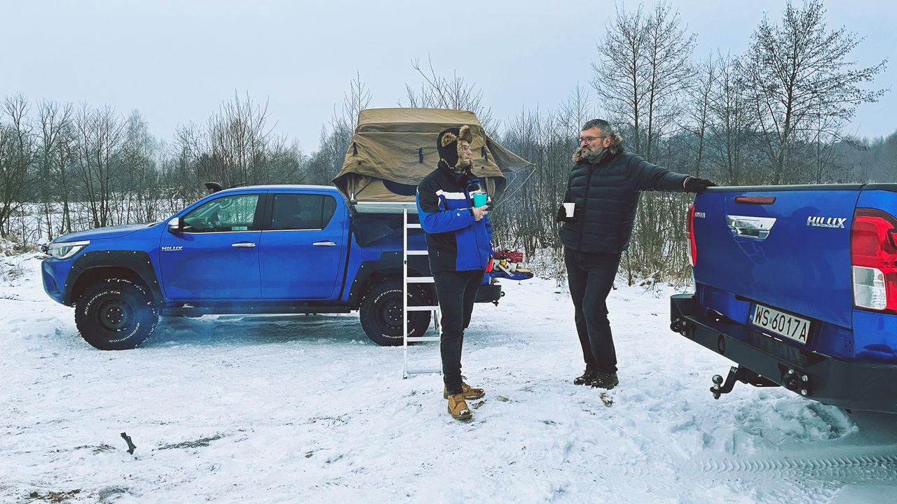 Test: Toyota Hilux z namiotem jest tańsza niż kamper. Frajdy jest co nie miara