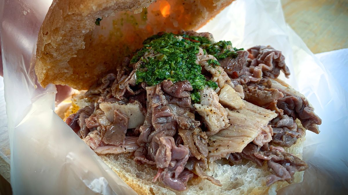 Lampredotto , czyli włoska kanapka z flaczków wołowych