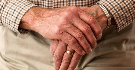 "Jak pączek w maśle''. Bliscy nie chcą płacić za pobyt seniora w DPS