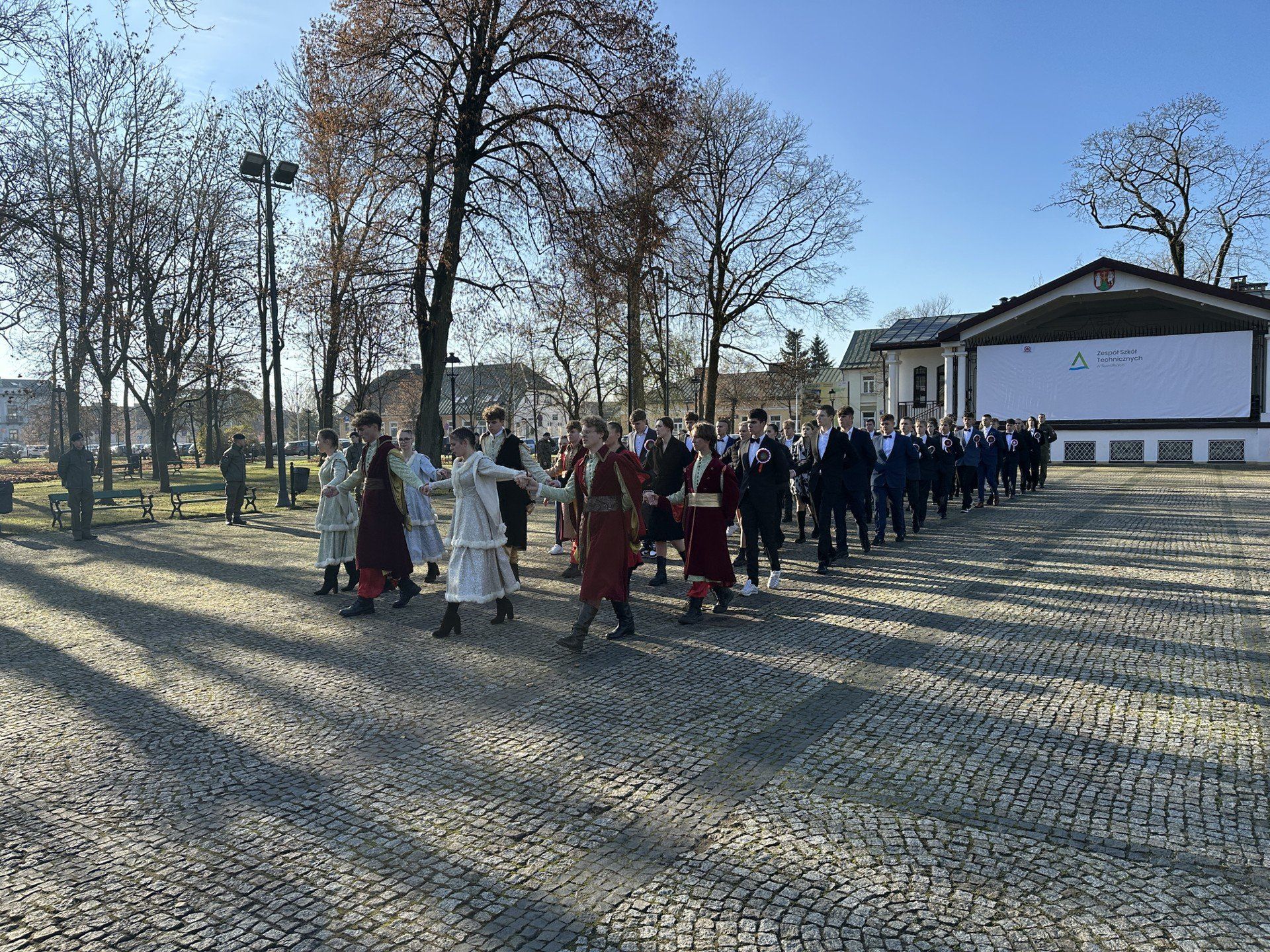 Poloneza dla Niepodległej zatańczyli uczniowie ZST w Suwałkach