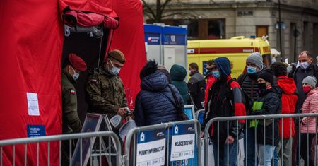 Koronawirus. Polacy kombinują przy szczepionkach na COVID-19. Jest powód