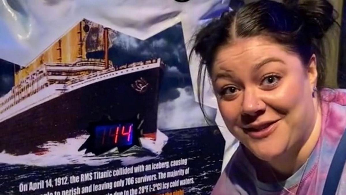 Włożyła rękę do wody z Titanica