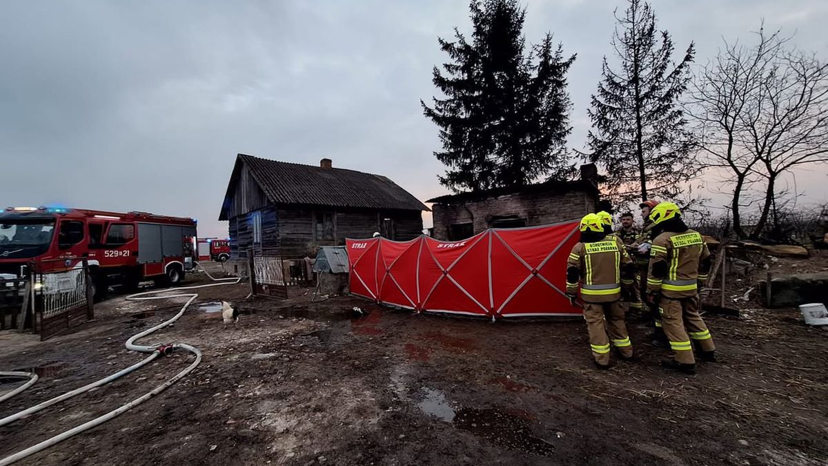 Strażacy gasili budynek w powiecie rawskim. W ogniu zginęła
