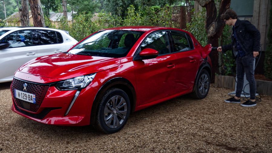 Rząd ma obniżyć dopłaty do aut elektrycznych o połowę