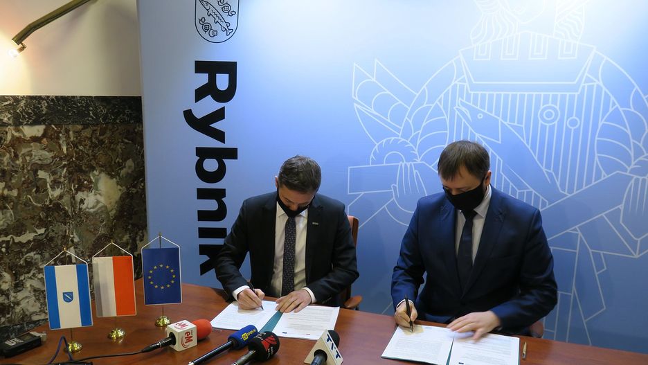 Władze Rybnika i WOFOS podpisały umowę o dotacji dla miasta na termomodernizację.