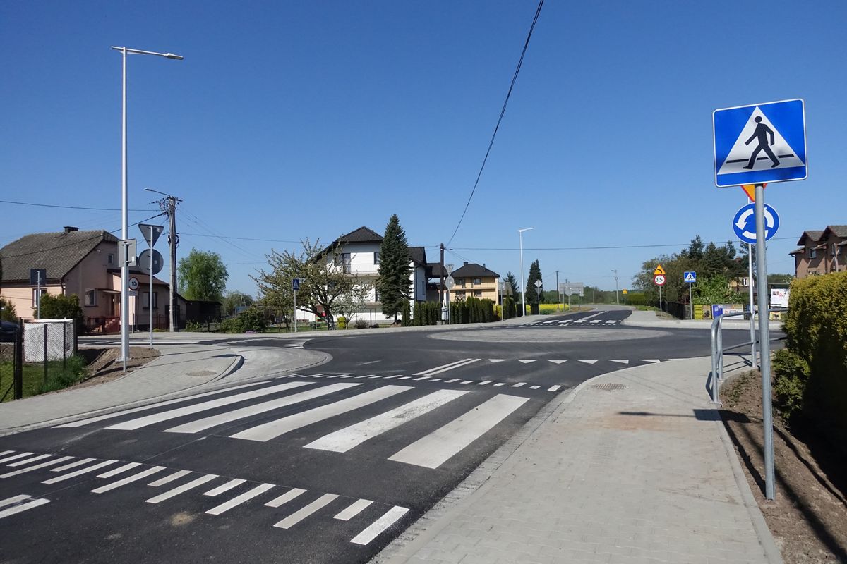 Śląskie. Tradycyjne skrzyżowanie z ulicami Ptasznik i Mostową w gminie Wilamowice zostało przebudowane na rondo. 
