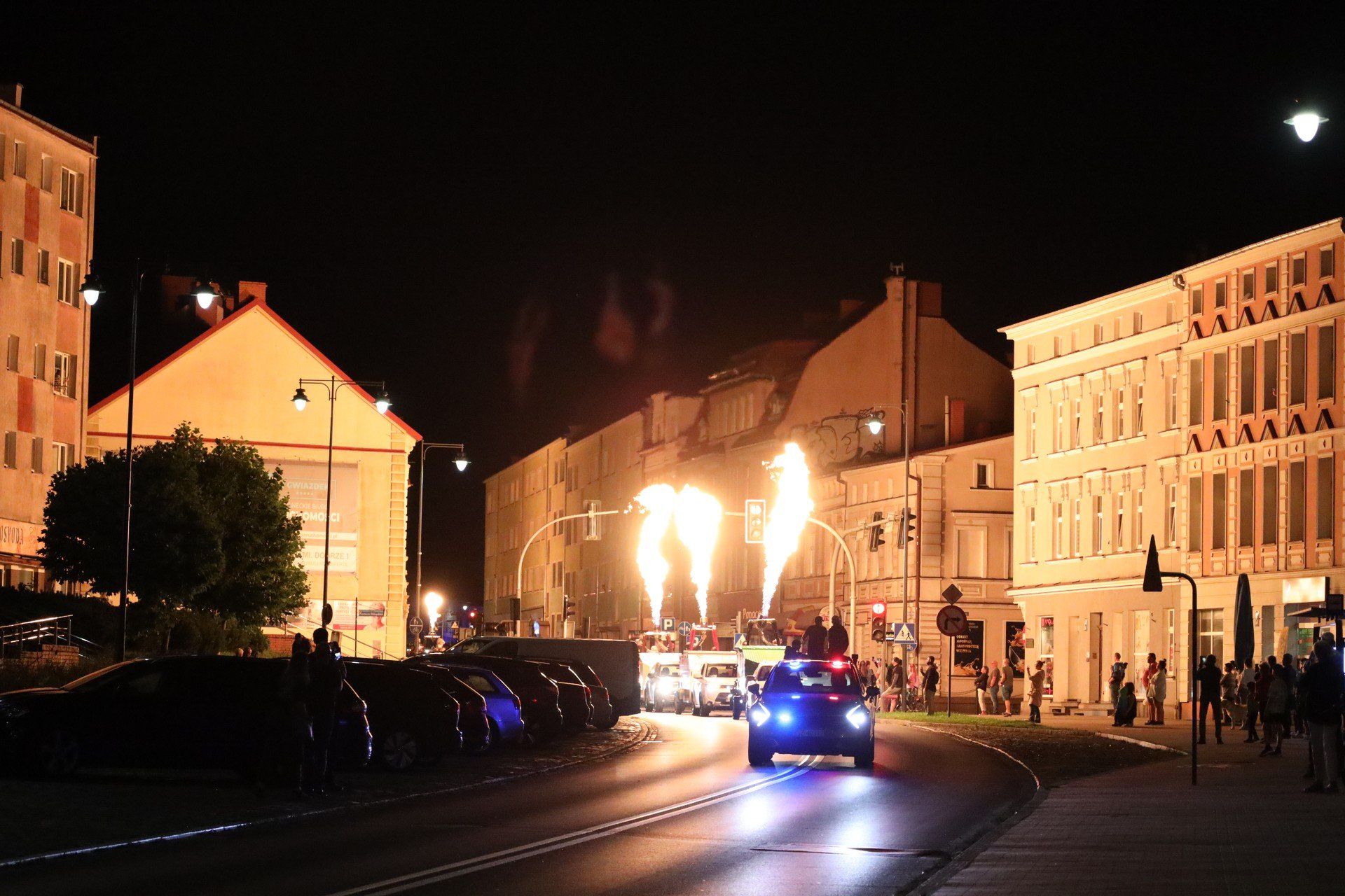 Wieczorna parada załóg balonowych ulicami Szczecinka