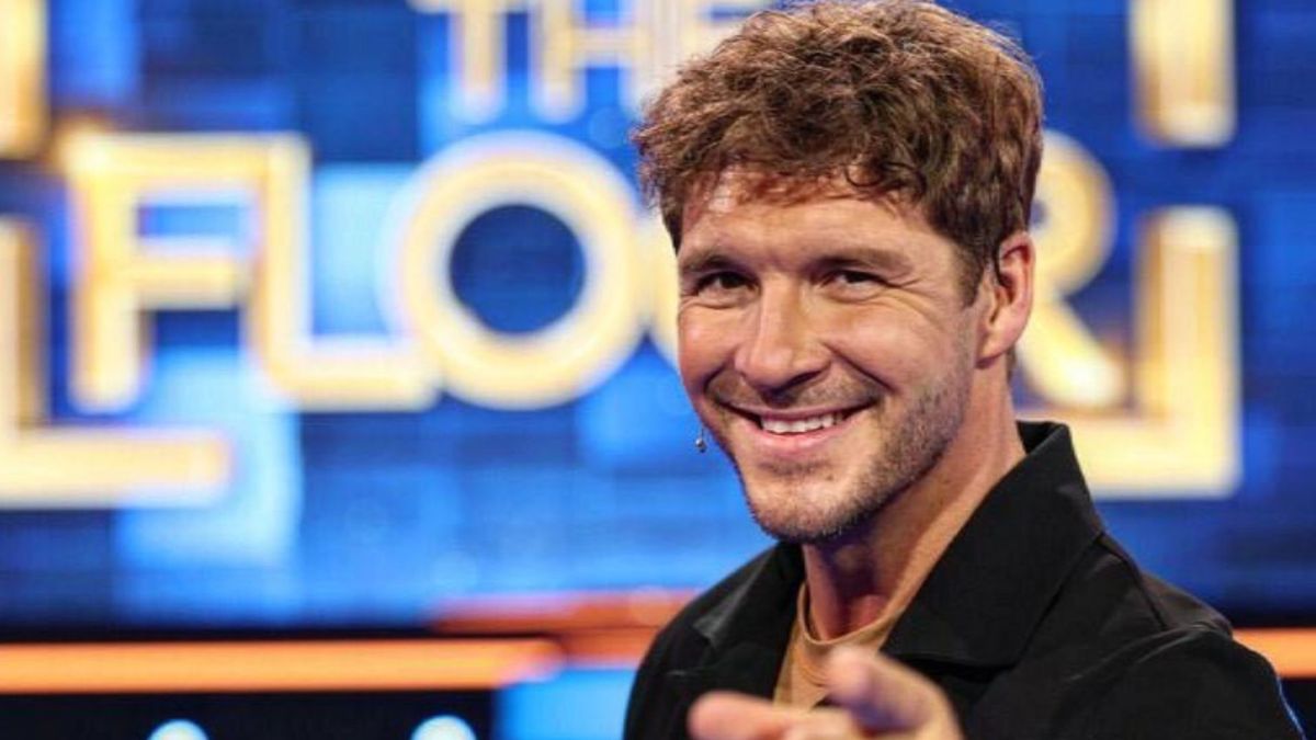 Mikołaj Roznerski poprowadzi trzy kolejne sezony "The Floor"