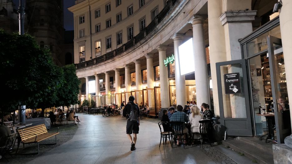 Warszawa. Plac Zbawiciela wieczorem
