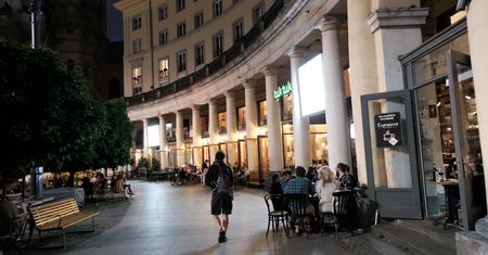Warszawa. Więcej miejsca dla ogródków na pl. Zbawiciela. Podobnie było w zeszłym roku