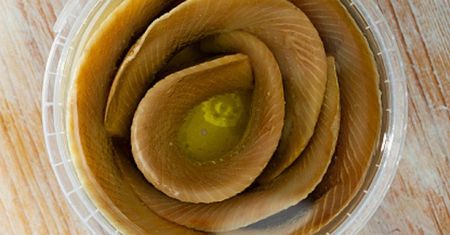 Ostrzeżenie publiczne. Wykryto bakterię Listeria monocytogenes w popularnych filetach śledziowych a’la matias