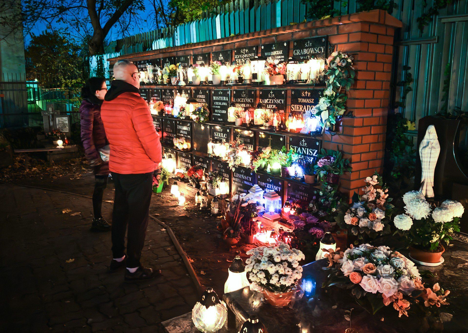 Cmentarz w Bydgoszczy po zmroku