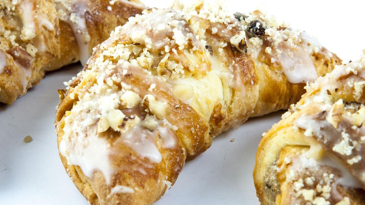 Rogale świętomarcińskie to bardzo popularna słodycz, która w cukierniach pojawia się zwłaszcza 11 listopada.