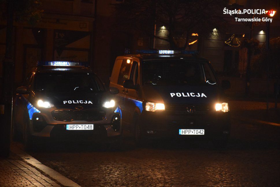 Trzej agresywnie mężczyźni odpowiedzą m.in. za groźby karalne i atak na policjantów. 