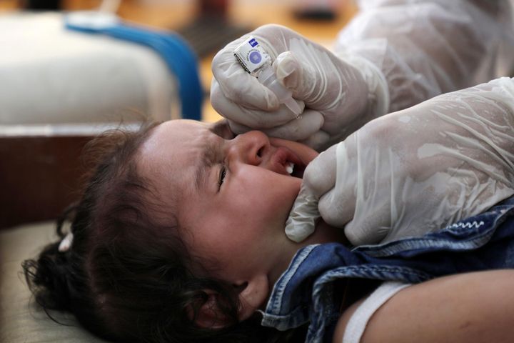 WHO ostrzega przed epidemią polio. Prof. Zajkowska uspokaja: polskie dzieci są bezpieczne