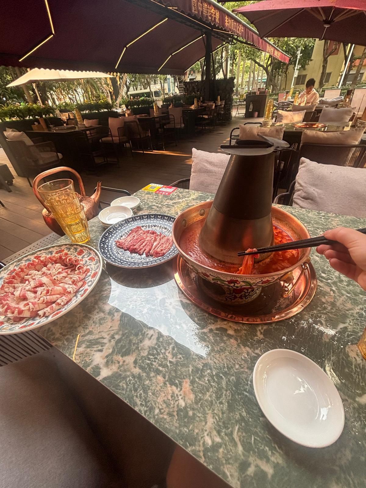 Chińskie przysmaki przygotowane z użyciem hot pota