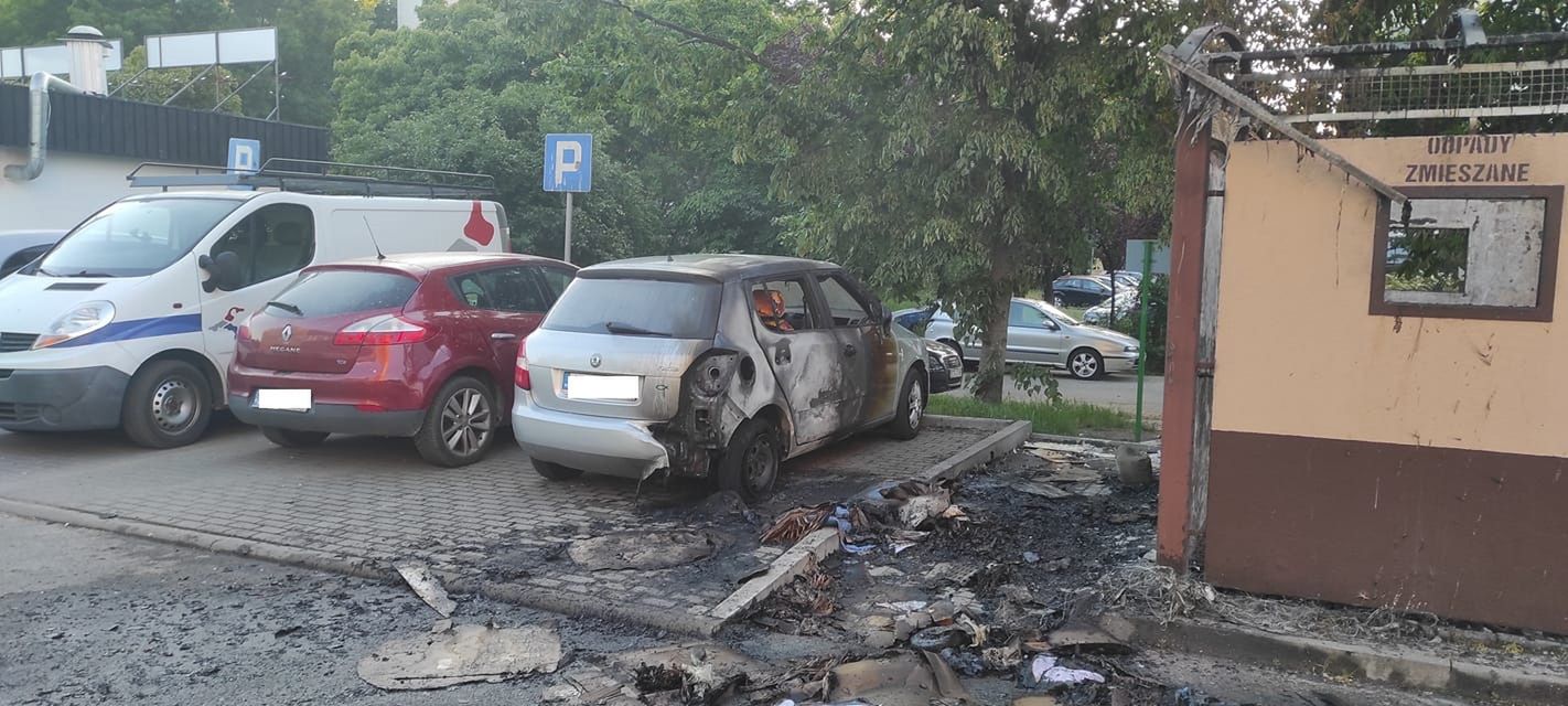 Skutki podpalenia były niestety bardzo bolesne dla właścicieli pojazdów osobowych