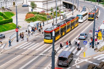 Dramat w tramwaju w Warszawie. Zaatakował Amerykanina, a potem usiadł obok niego