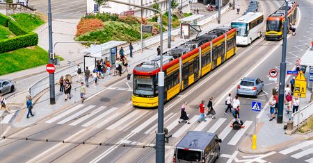 Dramat w tramwaju w Warszawie. Zaatakował Amerykanina, a potem usiadł obok niego