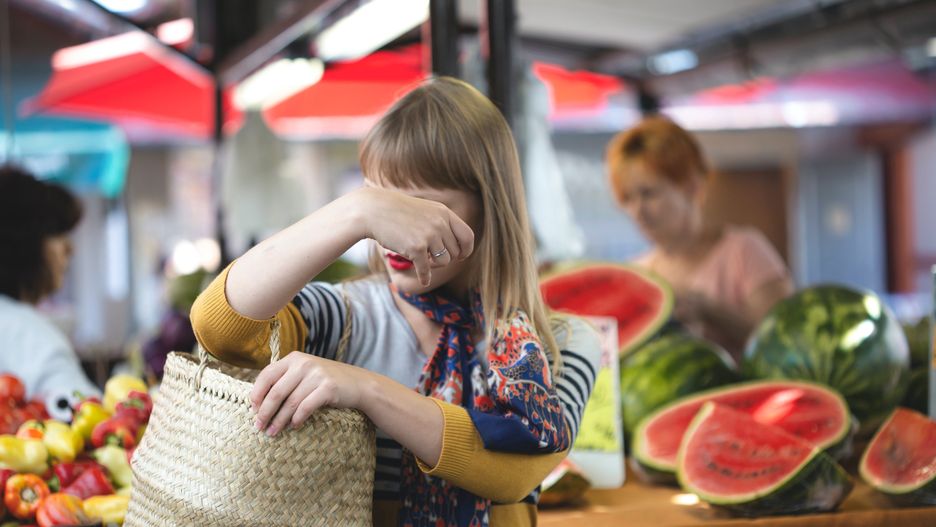 Torba z zakupami jest ciężka i niewygodna, więc lepiej wybrać model na kółkach