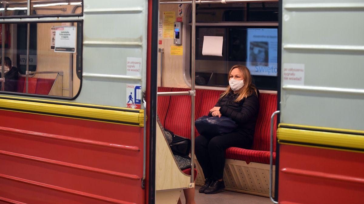 Covid koronawirus miasto metro warszawa maseczka pandemia obostrzenia