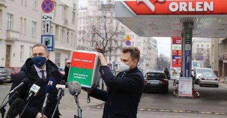 Ceny paliw "za PiS" i "za PO". Obalamy mity