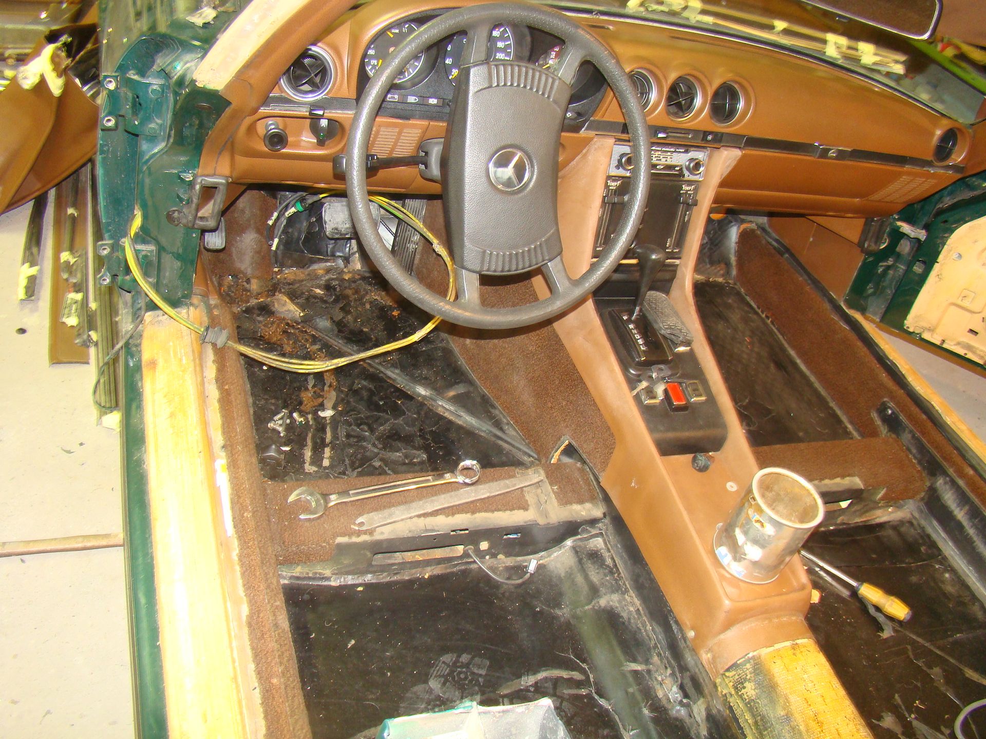 Mercedes 450 SL (R107) - podłoga 2