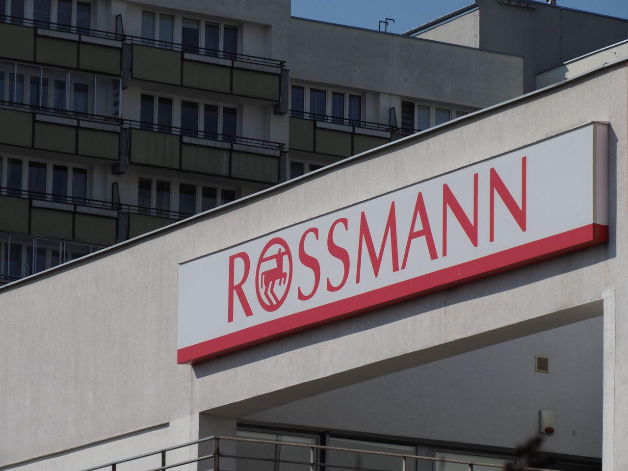35,99 zł za podkład Bourjois. W Rossmannie także kubki od 5,99 zł