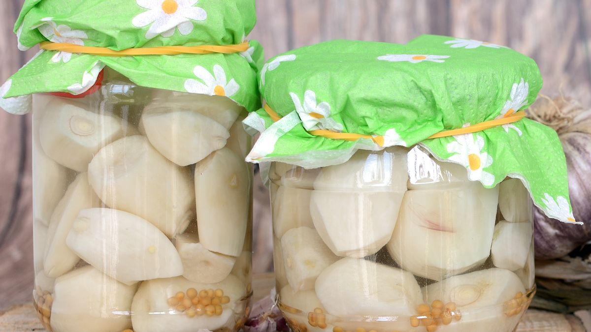 Przetwory z czosnku zimą są bezcenne. 