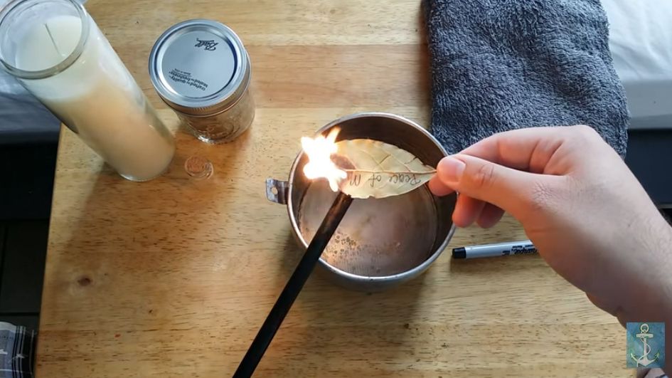 Podpal liść laurowy i zostaw go na 10 minut 