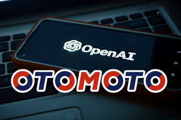 Logo otoMoto na tle smartfona z OpenAI, fot. unsplash