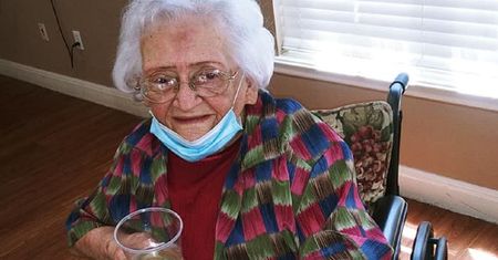 Pili wino i robili tatuaże. Tak seniorzy spędzali czas podczas pandemii