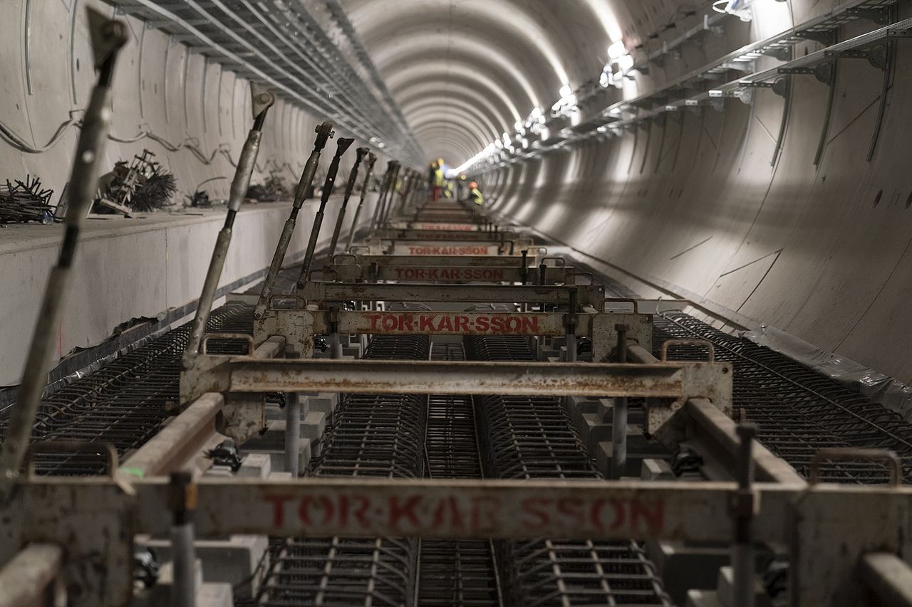 Warszawa. Prowadzone są prace instalacyjne na trzech stacjach