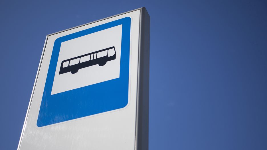 Warszawa. Kierowca autobusu zmienił trasę, aby zawieźć pasażerkę do szpitala