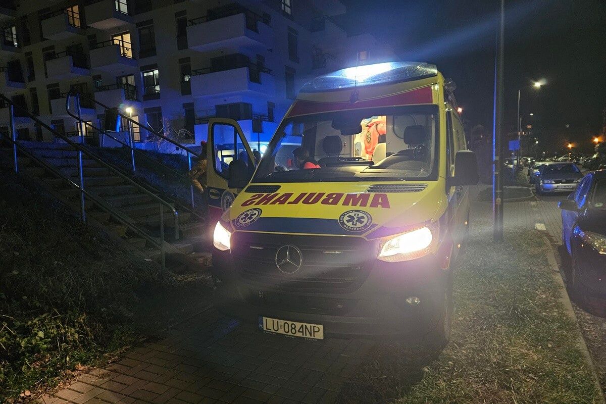 Ratownicy medyczni udzielający pomocy poszkodowanemu mężczyźnie