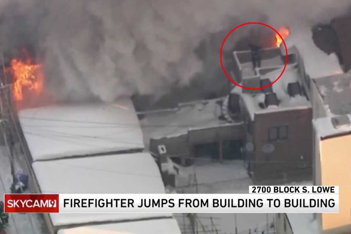Ogień odciął strażakowi drogę ucieczki. Musiał skakać z dachu