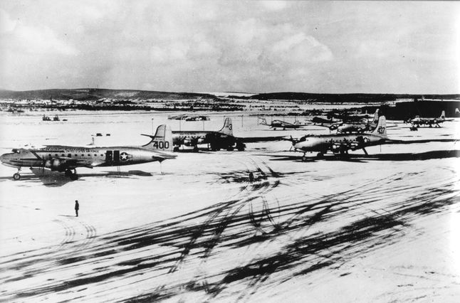 Samoloty C-54 na zaśnieżonym lotnisku