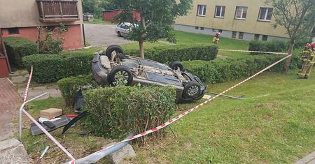 Sceny w Bytowie. Auto runęło ze skarpy. Szybka decyzja strażaków