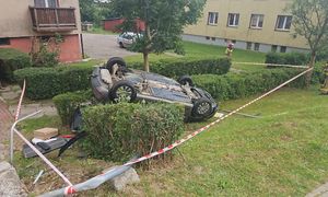 Sceny w Bytowie. Auto runęło ze skarpy. Szybka decyzja strażaków