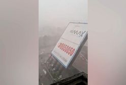 Gigantyczny billboard runął na stację pełną ludzi. Moment katastrofy w Mumbaju