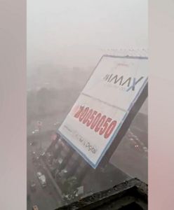 Gigantyczny billboard runął na stację pełną ludzi. Moment katastrofy w Mumbaju