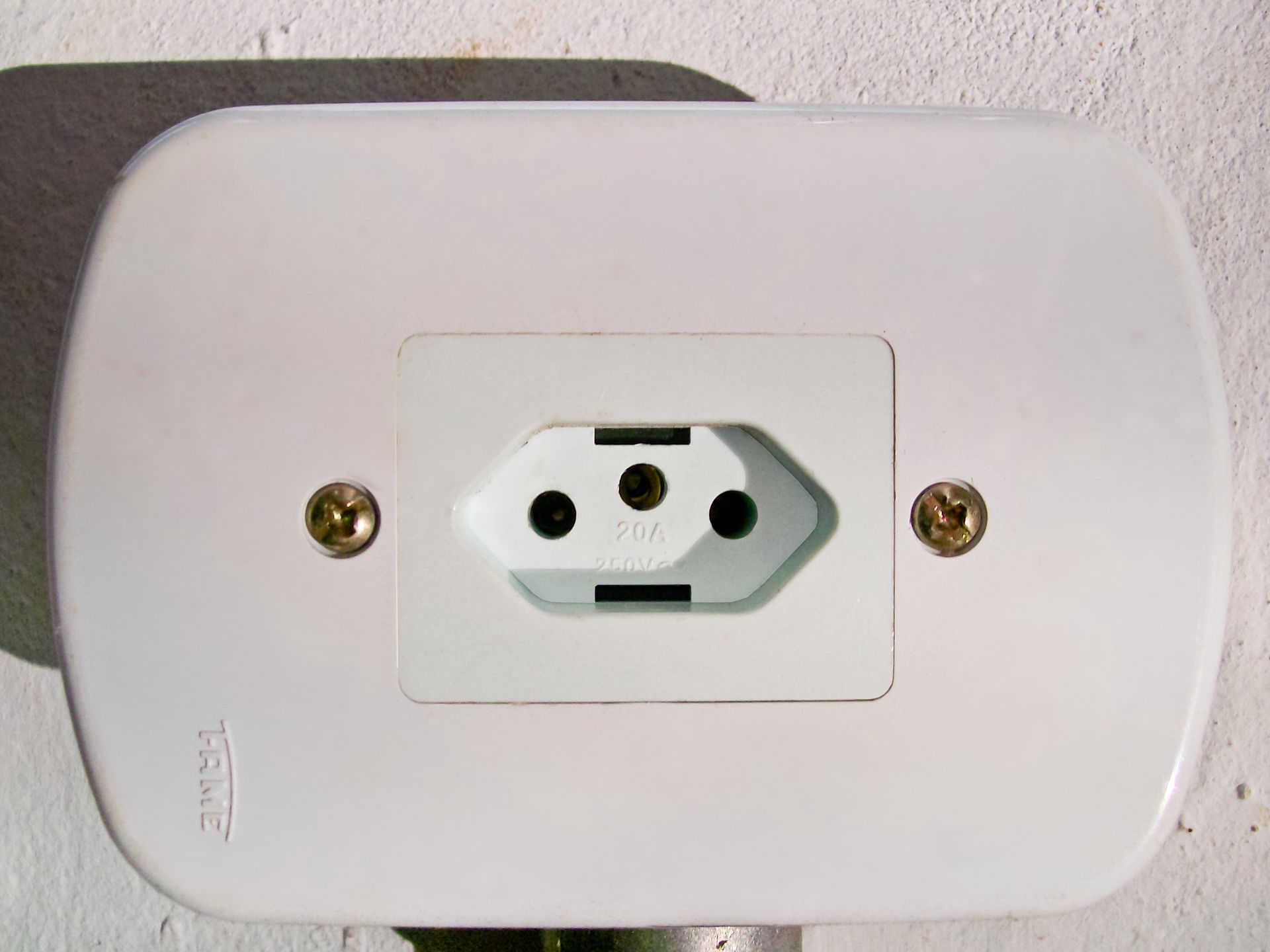 Dlaczego gniazdka elektryczne są różne w różnych krajach? 4