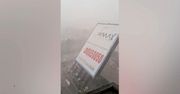 Gigantyczny billboard runął na stację pełną ludzi. Moment katastrofy w Mumbaju
