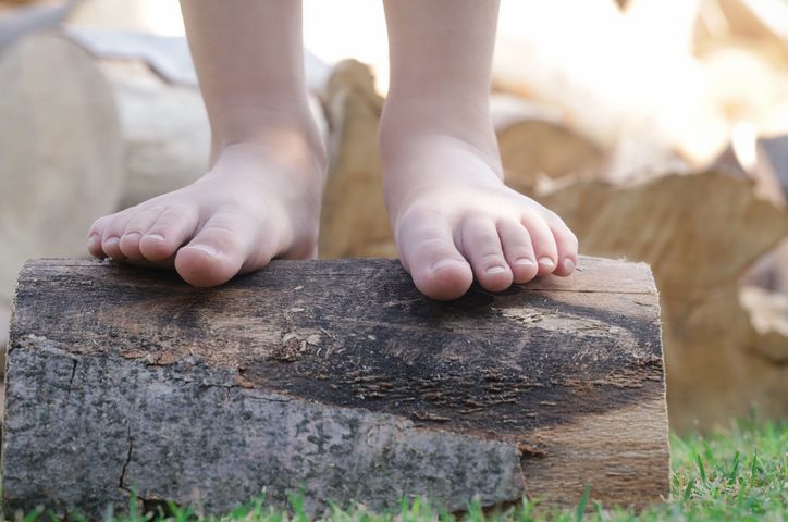Płaskostopie u dzieci, czyli zniekształcenie stopy, które polega na obniżeniu jej fizjologicznych sklepień.