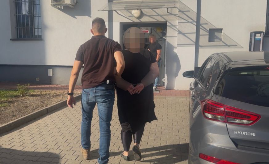 Dziwne zachowanie 21-latka przy bankomacie. Zatrzymano trzy osoby