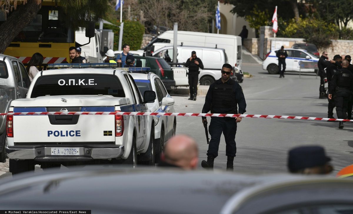 Policja odgradza drogę podczas operacji na południowych przedmieściach Glyfady w Atenach, Grecja, poniedziałek, 12 lutego 2024 r. 